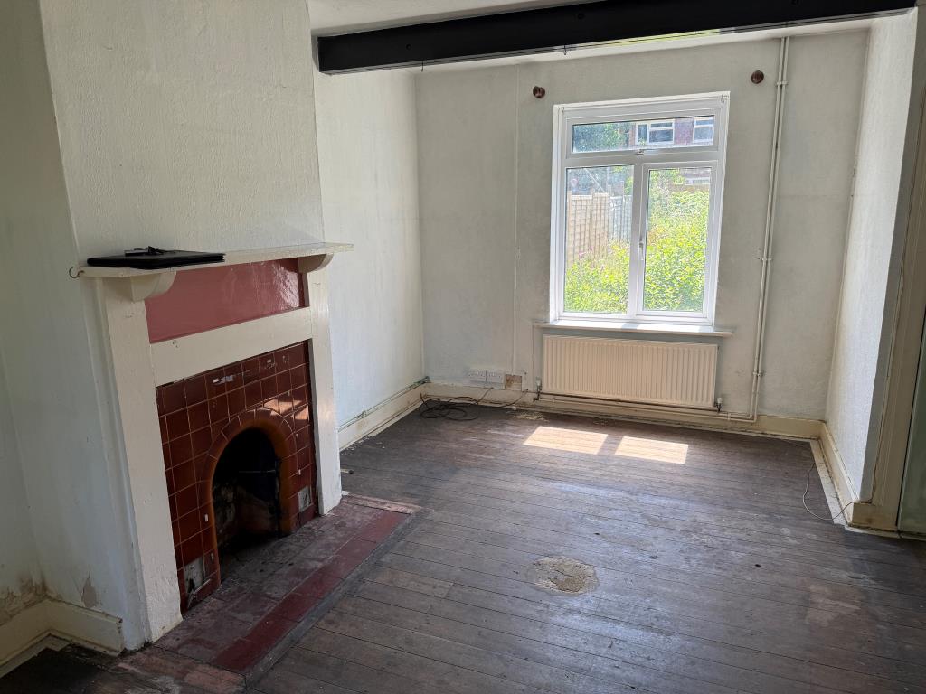 Lot: 170 - SEMI-DETACHED HOUSE IN NEED OF UPDATING - Living Room